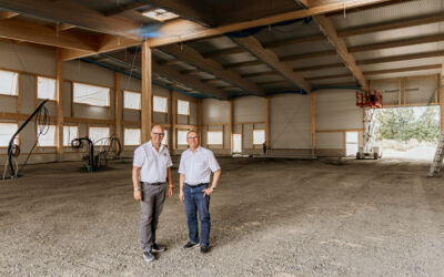 Geschäftsführer Mike Lorenz und Bürgermeister Gerald Helfrich im Rohbau des neuen Firmengebäudes